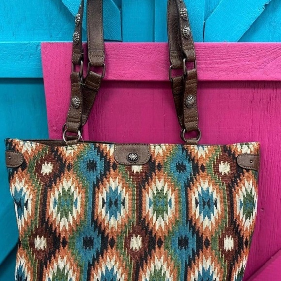 Trenditions Women's Justin Aztec Jacquard Conceal Carry Tote - Picture 2 of 8